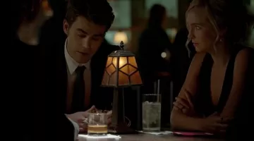 la robe noir de Caroline Forbes ( Candice Accola ) dans The Vampire Diaries