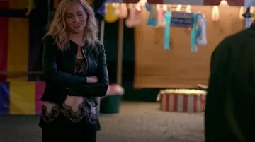 Joli caraco top en dentelle de Caroline Forbes (Candice Accola) dans The Vampire Diaries