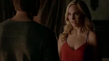 le top orange de Caroline Forbes ( Candice Accola ) dans The Vampire Diaries