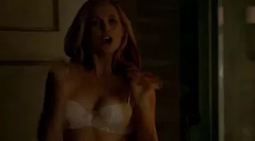 soutien-gorge blanc de Caroline Forbes ( Candice Accola ) dans The Vampire Diaries