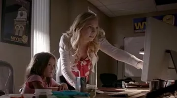 top à fleurs de Caroline Forbes ( Candice Accola ) dans The Vampire Diaries