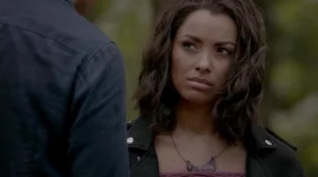 le collier de  Bonnie Bennett ( Kat Graham ) dans The Vampire Diaries