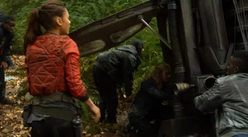 Bomber red Raven Reyes (Lindsey Morgan) in The 100 S01E05