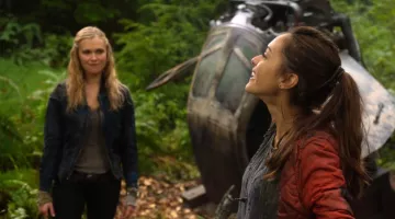 The bomber / jacket red Raven Reyes (Lindsey Morgan) in " The 100 season 1 episode 5