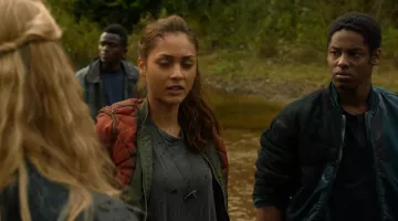Bomber red Raven Reyes (Lindsey Morgan) in " The 100 S01E05
