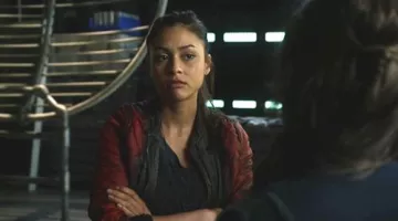 The bomber / jacket red Raven Reyes (Lindsey Morgan) in The 100