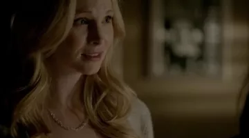 le collier de  Caroline Forbes ( Candice Accola ) dans The Vampire Diaries
