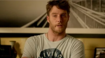 t-shirt living the dream of Brian Finch ( Jake McDorman) in Limitless