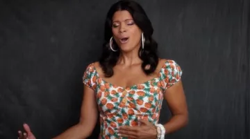 El vestido único con estampado de piña Vintage que lució Xiomara Villanueva (Andrea Navedo) en Jane the virgin (S03E03)