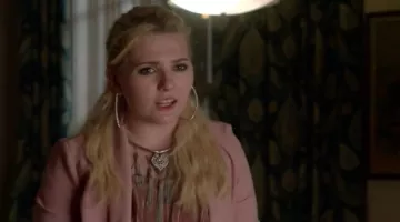 Chanel #5 (Abigail Breslin) Gabardina rosa en Scream Queens