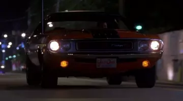 La Dodge Challenger du pilote contre Roman Pierce (Tyrese Gibson) dans 2 Fast 2 Furious