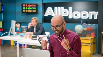 La chemise à carreaux d'Augustin (Julien Arruti) dans Alibi.com