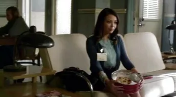 Le top J Crew de Mona Vanderwaal (Janel Parrish ) dans Pretty Little Liars S3E22