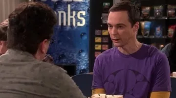 Le t-shirt violet de Sheldon Cooper (Jim Parsons) dans The Big Bang Theory S10E07