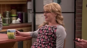 El top de maternidad de Bernadette Rostenkowski (Melissa Rauch) en The Big Bang Theory S10E08