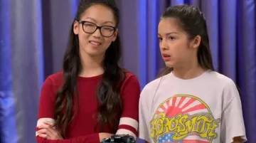 The t-shirt of Aerosmith Paige Olvera (Olivia Rodrigo) in Bizaardvark S01E17