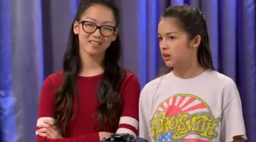 The t-shirt of Aerosmith Paige Olvera (Olivia Rodrigo) in Bizaardvark S01E17