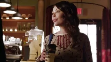 Le sac de Mona Vanderwaal (Janel Parrish ) dans Pretty Little Liars S3E21