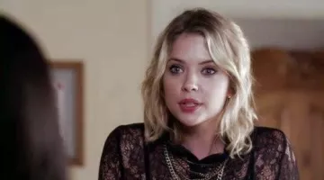 La camisa de Hanna Marin (Ashley Benson) en Pretty Little Liars S3E21