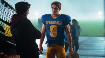 Camiseta de fútbol de Archie (K.J. Apa) en Riverdale