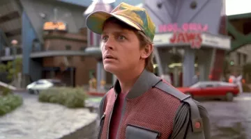 Gorra multicolor usada por Marty McFly (Michael J. Fox) como se ve en Back to the Future Part II