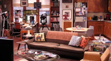 The office chair Eames Aluminum with Sheldon Cooper (Jim Parsons) in The Big Bang Theory