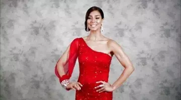 La robe cocktail rouge de Carmen Luna (Roselyn Sanchez) dans Devious Maids S2E12