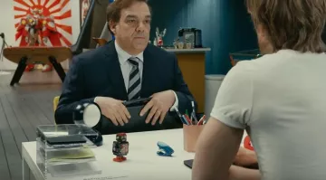 La statue de Goldorak dans le bureau de Grégory (Philippe Lacheau) dans Alibi.com