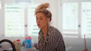 Olivia Von Halle Lila Nika Pijama usado por Gina Kirschenheiter como se ve en The Real Housewives of Orange County (T18E07)