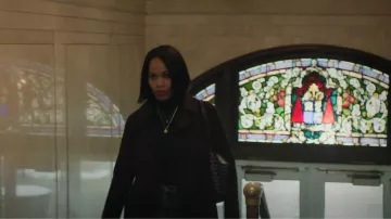 Lona recubierta de Goyard Saint Louis Tote usada por Mariah Garland (Tiffany Mack) como se ve en Emperor of Ocean Park (S01E01)