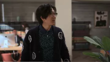 Cárdigan de Sergio Tacchini Cucire usado por Daniel Kim (Tim Jo) como se ve en Duda razonable (S02E01)