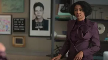 Alexander McQueen Rosette Corsage Chaqueta blazer de botonadura sencilla usada por Jax Stewart (Emayatzy Corinealdi) como se ve en Duda razonable (S02E01)