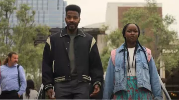 Chaqueta Ader Error Tedd usada por Lewis Stewart (McKinley Freeman) como se ve en Duda Razonable (S02E01)