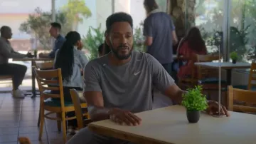 Nike Rise 365 Running Shorts Sleeve Top usado por Lewis Stewart (McKinley Freeman) como se ve en Reasonable Doubt (S02E01)