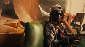 Camiseta Balenciaga Black Planet Earth usada por Lil Wayne en Jessie Reyez feat. Lil Wayne - RIDIN (Video Oficial)