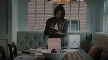 Vestido de tubo de punto de seda de lana Akris con pequeñas rayas irregulares usado por Mariah Garland (Tiffany Mack) como se ve en Emperor of Ocean Park (S01E03)