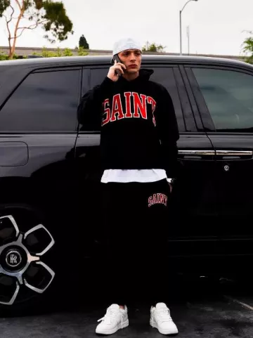 Saint Michael Black & Red Arched Saint Sweatpants usado por Peso Pluma en la cuenta de Instagram @pesopluma