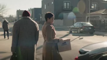 Rebecca Minkoff Megan Tote porté par Kimmer Madison-Garland (Paulina Bugembe) comme on le voit dans Emperor of Ocean Park (S01E04)