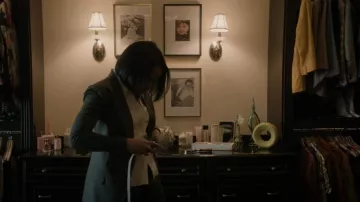 Smythe Not A DB Blazer usado por Mariah Garland (Tiffany Mack) como se ve en Emperor of Ocean Park (S01E05)