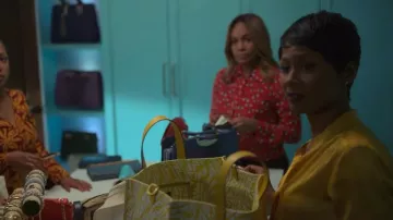 Bolso de mano Fendi Shopper usado por Jax Stewart (Emayatzy Corinealdi) como se ve en Duda razonable (S02E02)