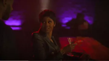 Mini-robe en cuir à boutons noirs Balmain portée par Jax Stewart (Emayatzy Corinealdi) comme on le voit dans Reasonable Doubt (S02E02)
