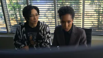 Cardigan Obey Pally porté par Daniel Kim (Tim Jo) comme on le voit dans Reasonable Doubt (S02E02)