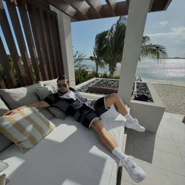 Louis Vuitton Navy & White Damier Shorts Acolchados por Jesús Ortiz Paz en la cuenta de Instagram @jesusortizpazfr