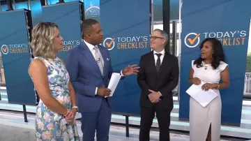 Vince Camuto Vestido de corpiño cruzado de jacquard floral usado por Dylan Dreyer como se ve en Today el 26 de agosto de 2024