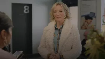 Pepe Jeans Cameron Retro 60s Faux Sheepskin Coat porté par Daisy (Rebecca Gibney) comme on le voit dans Under the Vines (S03E01)