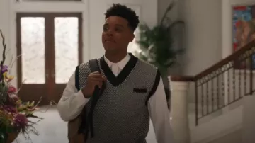 Helmut Lang Roy Cotton Regular Fit Cuello V Cuello Chaleco en negro usado por Will Smith (Jabari Banks) como se ve en Bel-Air (S03E04)