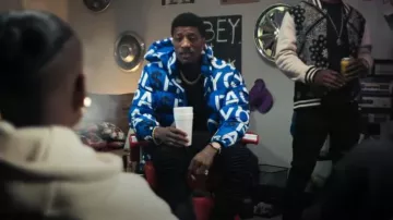 Vêtements Payola Payola Manteau matelassé imprimé sur toute la surface porté par Solo Lucci comme on le voit dans Kold x Windy (S02E01)