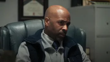 Gilet Sherpa côtier extérieur avec poche poitrine porté par le détective Caine (Fred Thomas Jr.) comme on le voit dans Kold x Windy (S02E01)