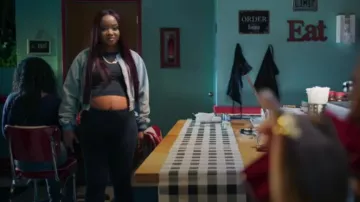 Brave Soul Blouson aviateur court en jean bleu clair 'Zella' porté par Malika 'Kold' Wise (Sh’kia Shonaye Dennis) tel qu’on le voit dans Kold x Windy (S02E03)