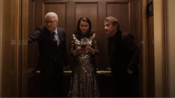 Badgley Mischka Vestido midi de tul con lentejuelas con ribete satinado por Mabel Mora (Selena Gomez) como se ve en Only Murders in the Building (T04E01)